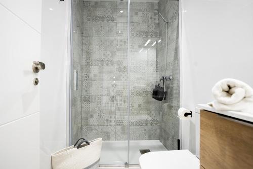 un bagno con doccia e WC di La caseta de cinta a El Lligallo del Gànguil