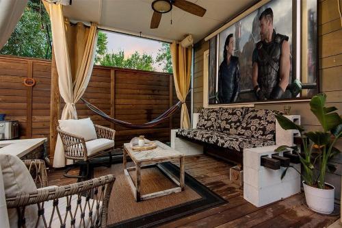 un soggiorno con un divano e un tavolo di Private Downtown Oasis Home Hot Tub & Fire Pit a Houston