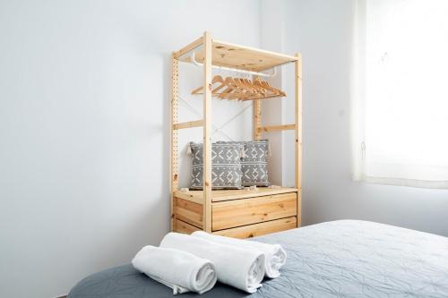 una camera con letto e comò con asciugamani di La caseta de cinta a El Lligallo del Gànguil