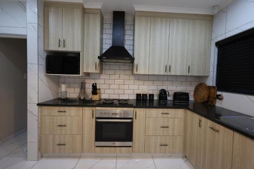 Una cocina o cocineta en Hilton Guest House