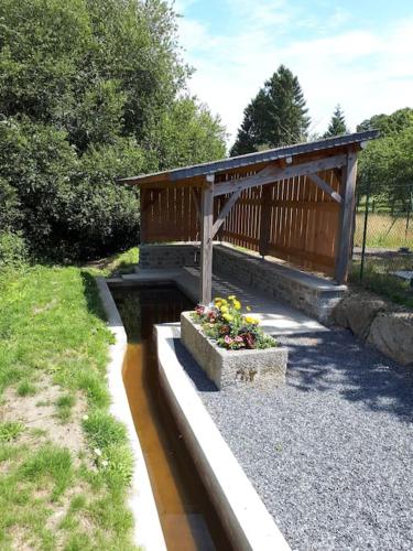 Un jardín fuera de Le Gite de la Menuiserie
