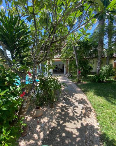 Taman di luar Villa SeaRender - A luxury Swahili-style home