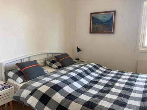 a bedroom with two beds and a picture on the wall at Northern Light Lodge - Lyngen in Veidal