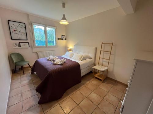 - une chambre avec un lit et une table dans l'établissement Le Jardin du Dan, à Mathieu