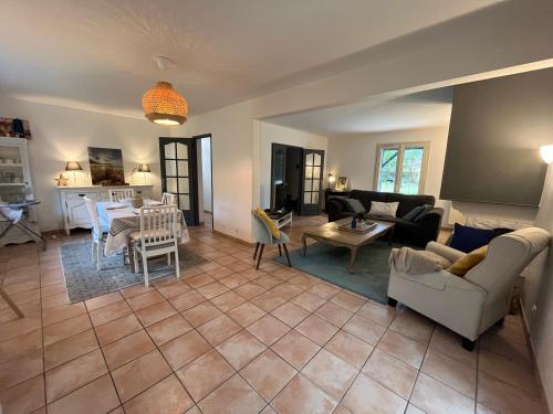 un salon avec un canapé et une table dans l'établissement Le Jardin du Dan, à Mathieu