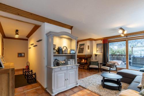 un salon avec un canapé et une table dans l'établissement Chalet Matterhorn, à Mussillon