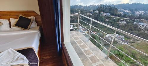 Balkón nebo terasa v ubytování The Jacks Hilltop Resort Kodai