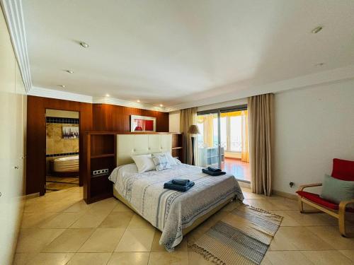 Ático dúplex, con piscina privada, jacuzzi y gimnasio