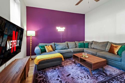 Χώρος καθιστικού στο Mardi Gras Hideaway Cozy 2BR in Soulard