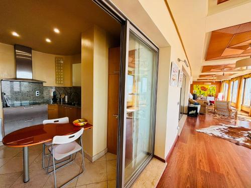 Ático dúplex, con piscina privada, jacuzzi y gimnasio