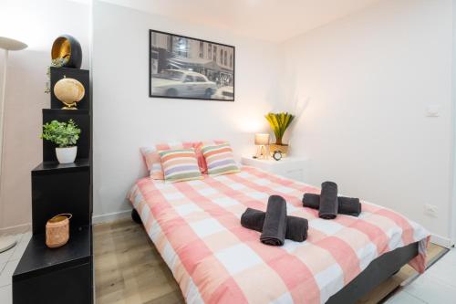 une chambre avec un lit avec deux oreillers dessus dans l'établissement City pop, à Évreux