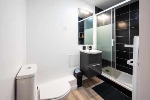 une salle de bain avec toilettes, lavabo et douche dans l'établissement City pop, à Évreux
