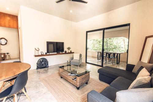 Nomad Humans Coliving Apartmentsにあるテレビまたはエンターテインメントセンター