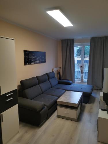 un soggiorno con un divano blu e un tavolo di Wohnen in Essen a Essen