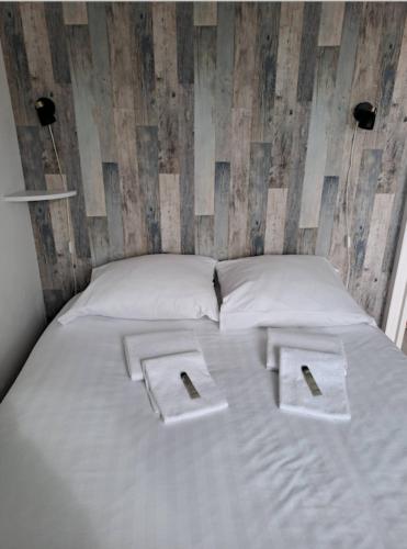 un lit avec deux serviettes dessus dans l'établissement L'Evasion, F2 proche mer et commerce, parking & wifi, à Villers-sur-Mer