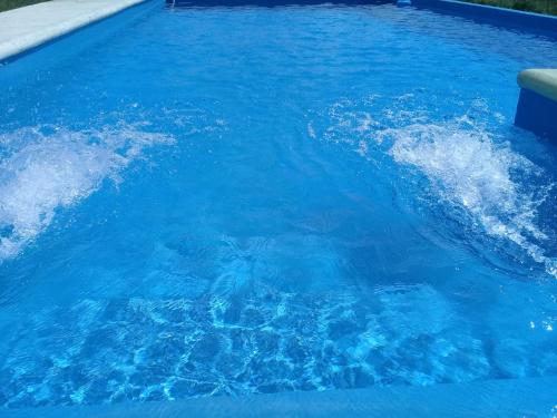 タンディルにあるLa Peregrina de Tandilの波のある青い水のプール
