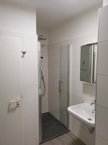 un bagno bianco con doccia e lavandino di Wohnen in Essen a Essen
