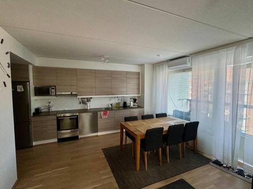 Η κουζίνα ή μικρή κουζίνα στο Saunallinen & rauhallinen asunto