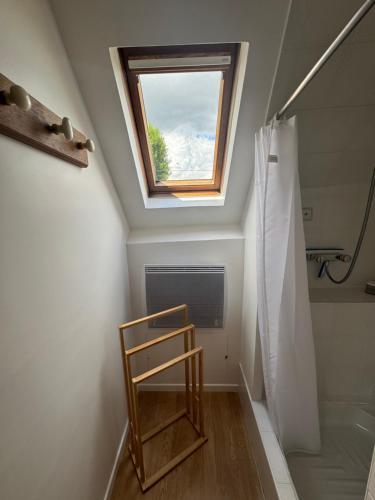 La salle de bains est pourvue d'une fenêtre, d'une douche et d'une échelle. dans l'établissement La rainette, à Corny