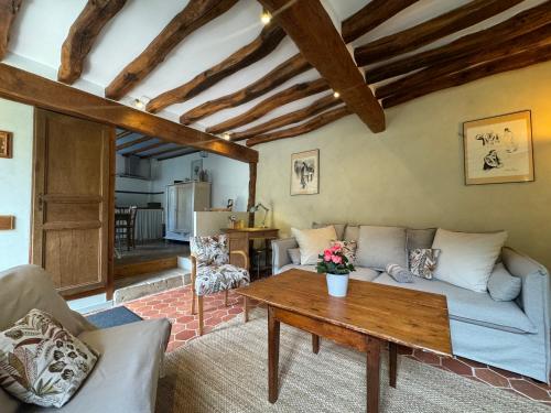 un salon avec un canapé et une table dans l'établissement La rainette, à Corny