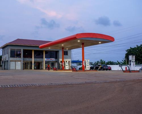 a gas station with a large red shell at Aseda by Judisol Apartments in Kwedonu