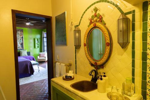 Bilik mandi di Casa Schuck Boutique Hotel