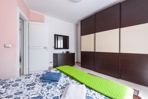 a bedroom with a large bed with a green rug at Stile e Comfort in Città con Wi-Fi in Carpi