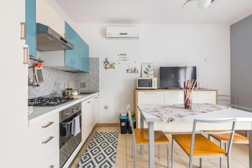 a kitchen with a table and chairs and a stove at Stile e Comfort in Città con Wi-Fi in Carpi