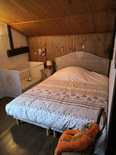 une chambre avec un lit avec deux ours en peluche dessus dans l'établissement Grand et Charmant chalet, à Saint-Martin-Vésubie