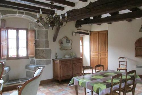 une cuisine et une salle à manger avec une table et des chaises dans l'établissement La Maison Bienvenüe - Baie du Mont Saint Michel, à Baguer-Pican