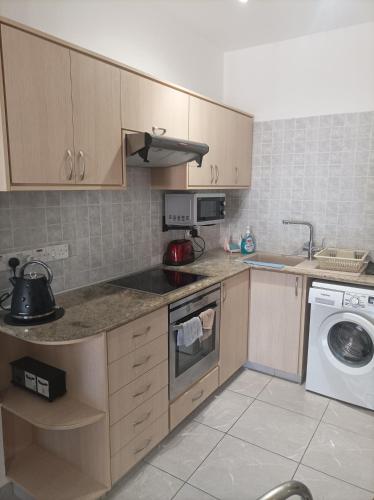 Η κουζίνα ή μικρή κουζίνα στο Queens Garden Apt by Kings Mall