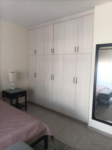Ένα ή περισσότερα κρεβάτια σε δωμάτιο στο Queens Garden Apt by Kings Mall