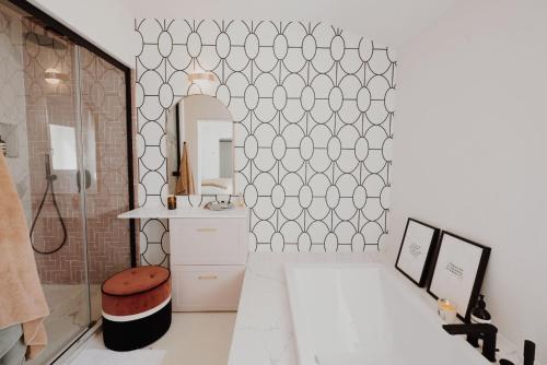 une salle de bain avec un lavabo et un miroir dans l'établissement Casa Grande Motte, à La Grande Motte