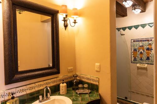 Bilik mandi di Casa Schuck Boutique Hotel