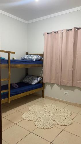 Ένα ή περισσότερα κρεβάτια σε δωμάτιο στο Flat Aimoré