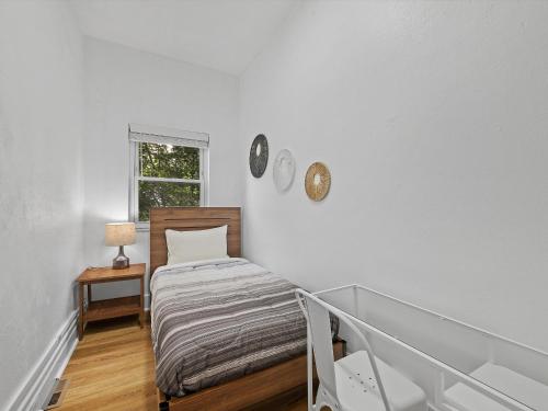 Postel nebo postele na pokoji v ubytování Bloomfield, Shadyside !C Modern and Cozy Private Bedroom with Shared Bathroom