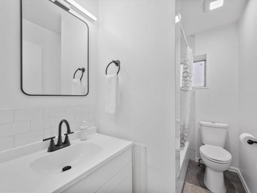 Koupelna v ubytování Bloomfield, Shadyside !C Modern and Cozy Private Bedroom with Shared Bathroom
