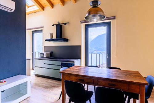 a kitchen with a table and chairs and a window at Casale Bellavista 1853, Cremia, Lago di Como in Cremia