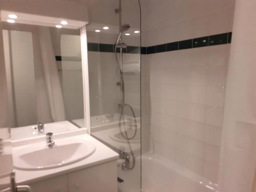 une salle de bain avec une douche, un lavabo et une baignoire dans l'établissement Chalet du Thabor - 2 Pièces pour 4 Personnes MAE-5011, à Modane