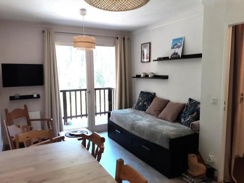 un salon avec un canapé et une table dans l'établissement Chalet du Thabor - 2 Pièces pour 4 Personnes MAE-5011, à Modane