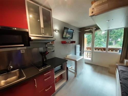 une cuisine avec un évier et un plan de travail dans l'établissement Résidence Thabor D - Studio pour 4 Personnes MAE-6491, à Modane