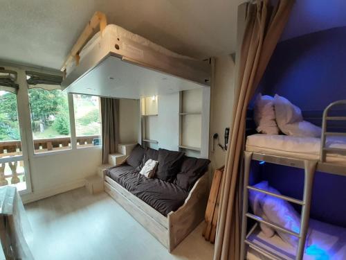 Cette chambre comprend un canapé et des lits superposés. dans l'établissement Résidence Thabor D - Studio pour 4 Personnes MAE-6491, à Modane