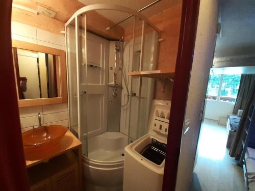 La petite salle de bains est pourvue d'une douche et d'un lavabo. dans l'établissement Résidence Thabor D - Studio pour 4 Personnes MAE-6491, à Modane
