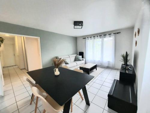 Postel nebo postele na pokoji v ubytování Joli appartement Proche Orléans
