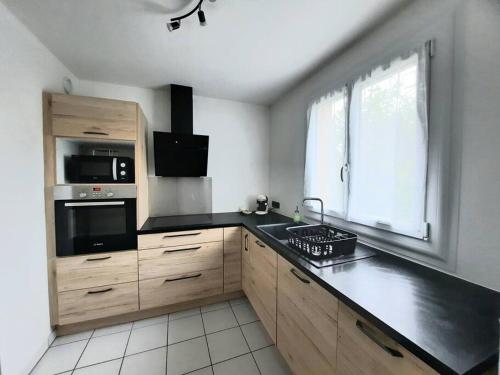 Kuchyň nebo kuchyňský kout v ubytování Joli appartement Proche Orléans
