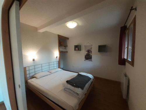 une petite chambre avec un lit dans une pièce dans l'établissement Chalet Florence - 2 Pièces pour 4 Personnes MAE-6501, à Modane