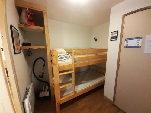 Cette chambre comprend des lits superposés et un placard. dans l'établissement Chalet Florence - 3 Pièces pour 8 Personnes MAE-6511, à Modane