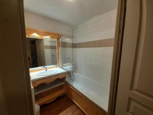 une salle de bain avec un lavabo et une baignoire dans l'établissement Chalet Florence - 3 Pièces pour 8 Personnes MAE-6511, à Modane