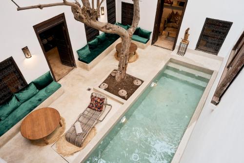 マラケシュにあるRIAD Ylha MARRAKECHの木のある家のプールの俯瞰図