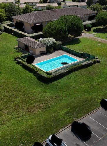 - une vue sur la piscine dans la cour dans l'établissement Appartement tout confort Montauban, à Montauban